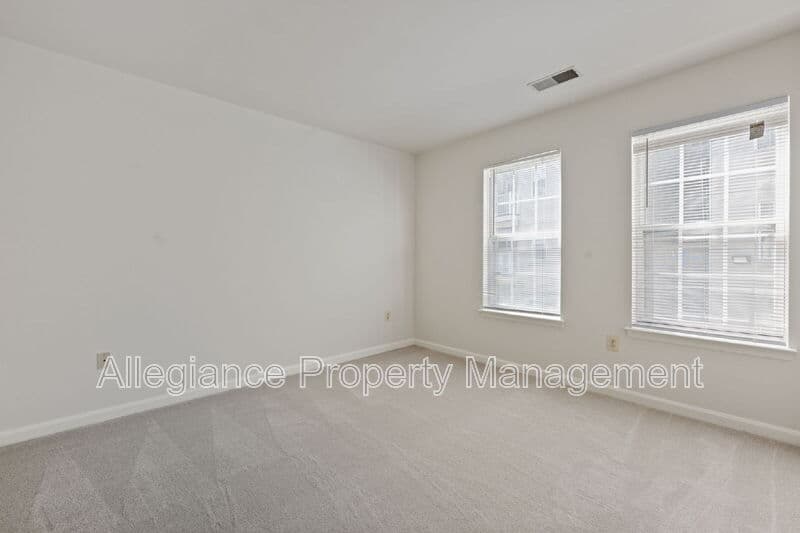 Woodbridge House: 13621 Garfield Place