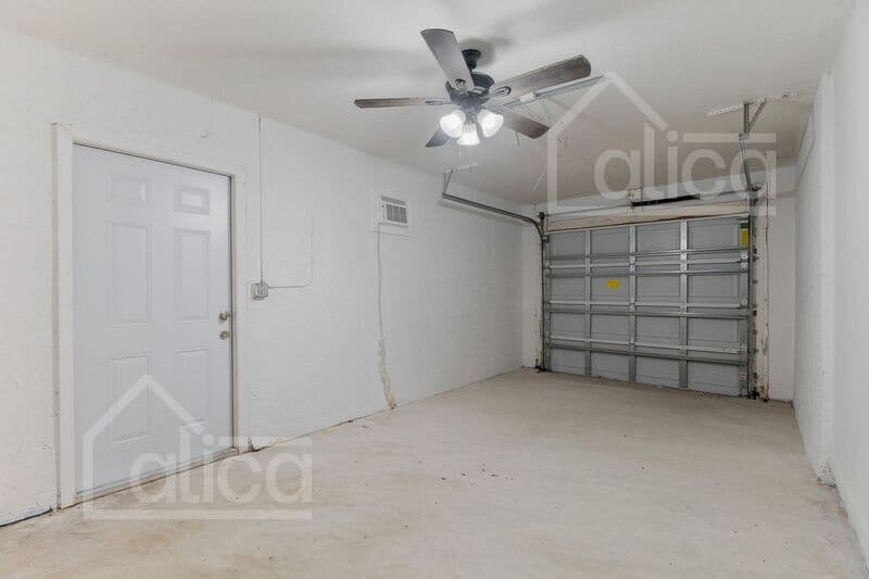 Riviera Beach House: 742 W 6th St