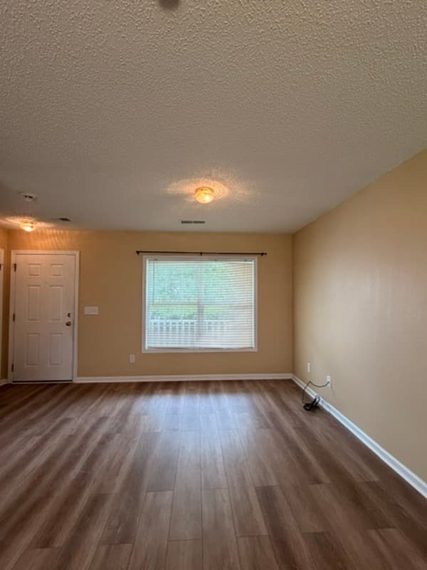 Columbia House: 25 Willow Hurst Court