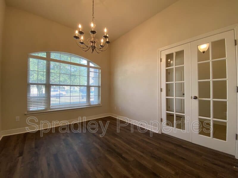 Temple House: 2014 Carriage House Dr