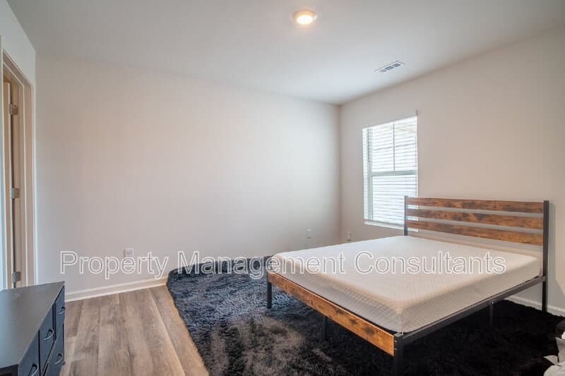 Madison House: 217 Bay Pine Dr