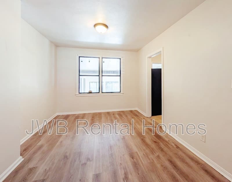 Jacksonville House: 768 Gardenia Ln