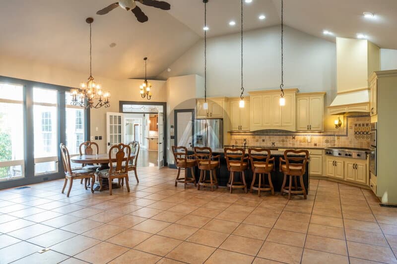 Kennesaw House: 5211 Hadaway Rd NW