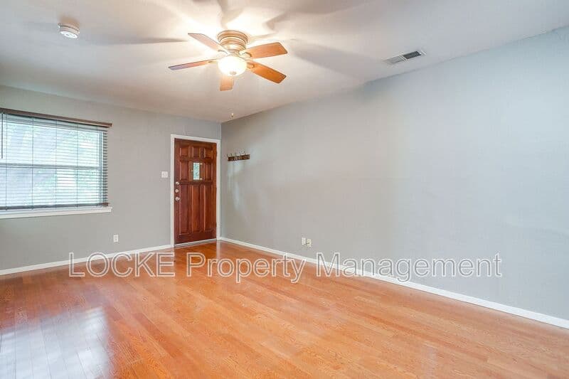 Fort Worth House: 3808 Bryce Ave