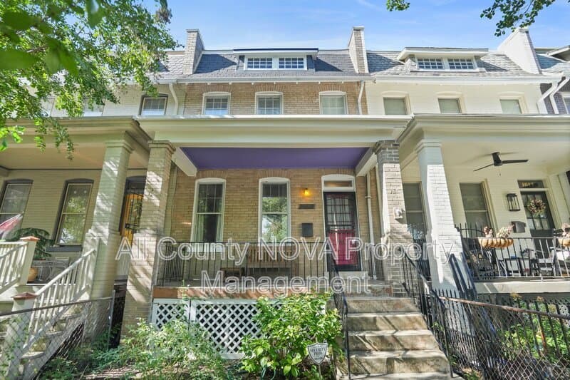 Washington Townhome: 1612 Potomac Ave SE