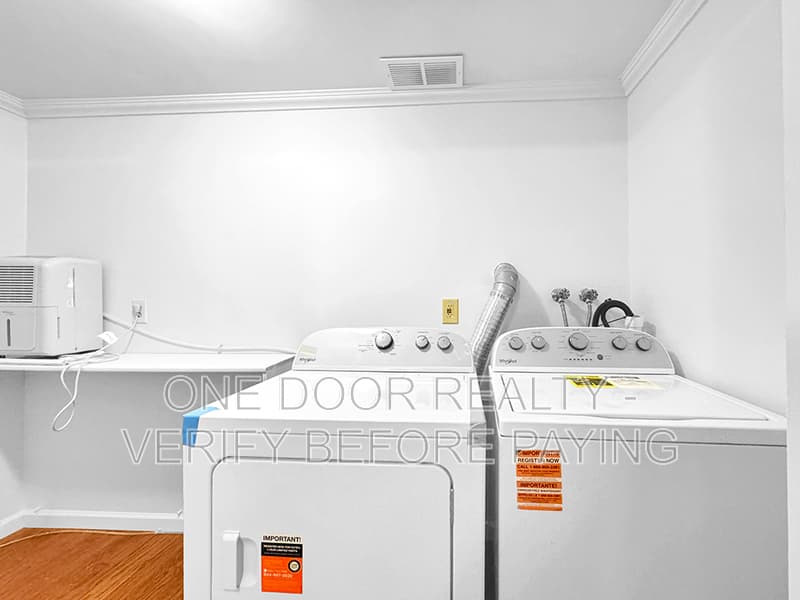 Williamsburg House: 712 Powell Street