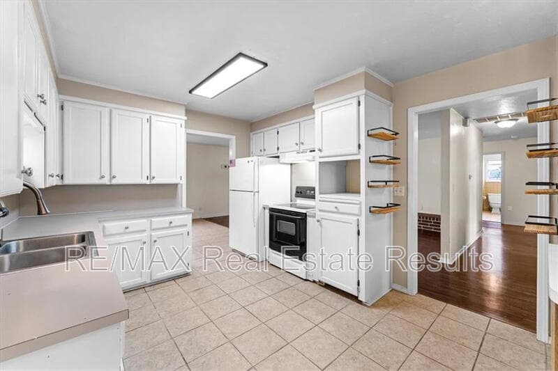 Bentonville House: 2406 SE 15th St