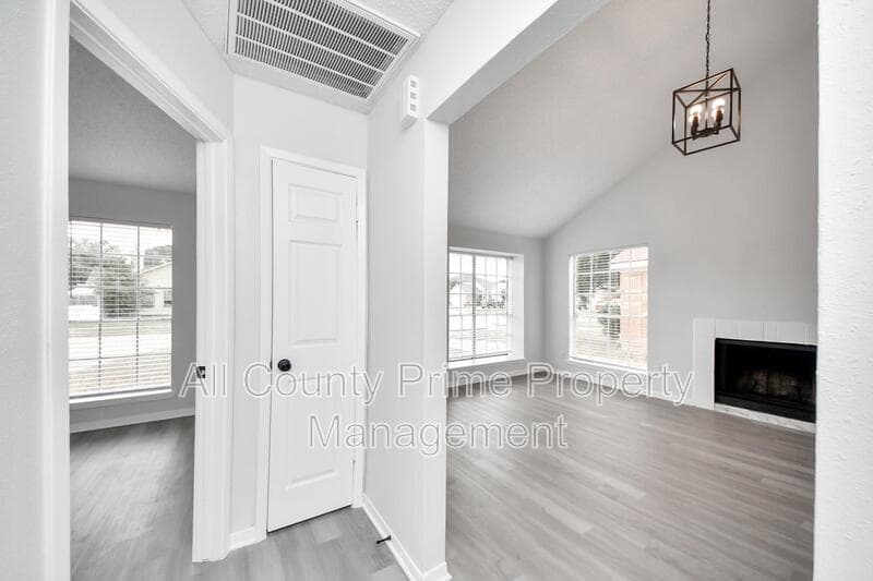 Houston House: 5546 Santrey Drive