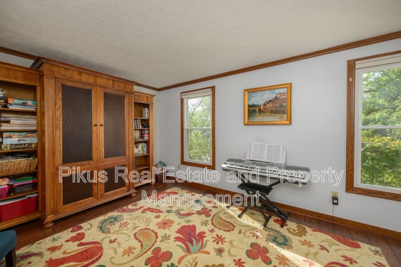 North Canton House: 8294 Whiteridge Circle