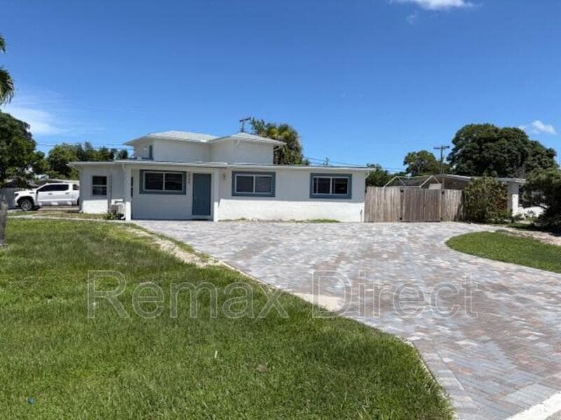WEST PALM BEACH House: 5580 Honeysuckle Drive
