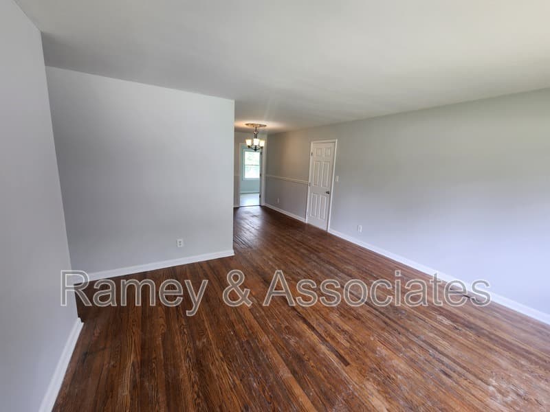 Louisville House: 6126 Middlerose Circle