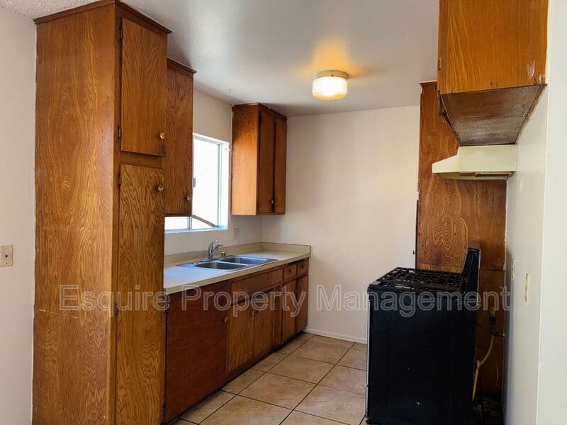OXNARD Condo: 2070 N. VENTURA RD