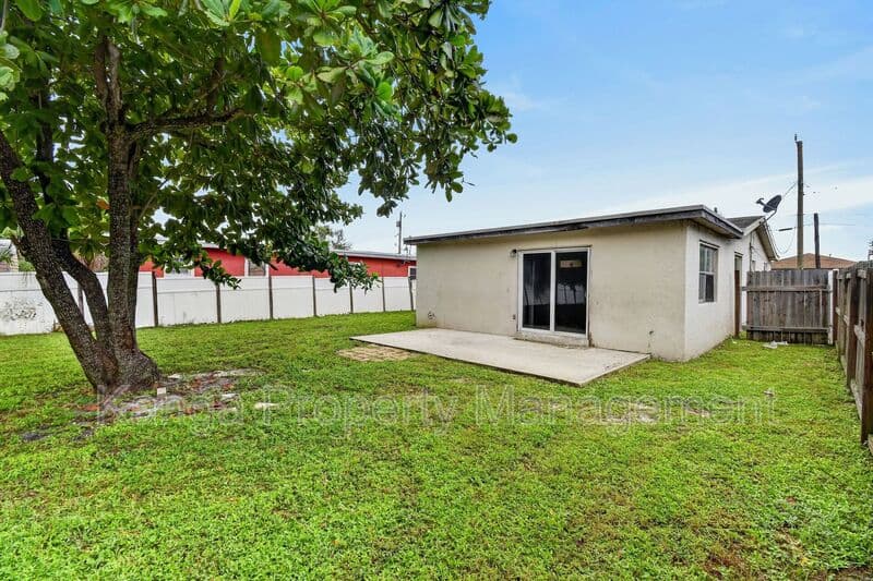 Riviera Beach House: 1037 W 28Th St