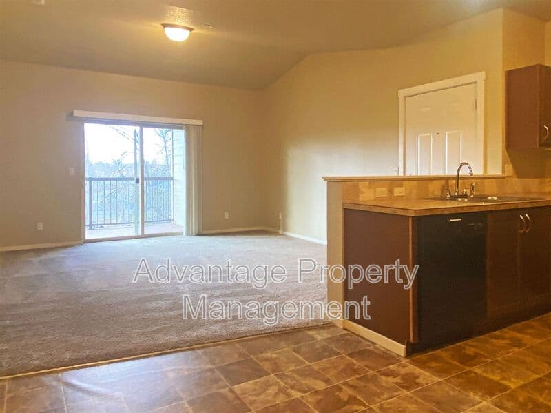 Monmouth House: 519 N Catron Place