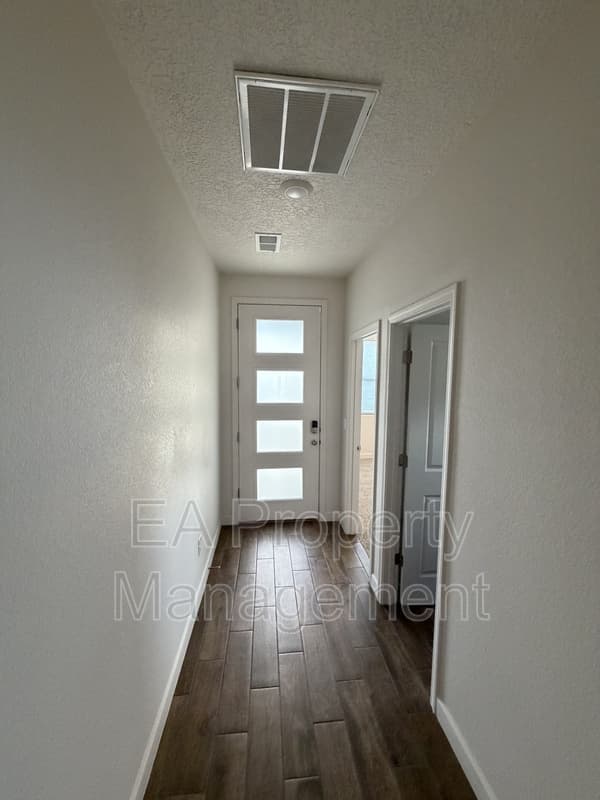 Rio Rancho House: 6742 Clayton Dr NE