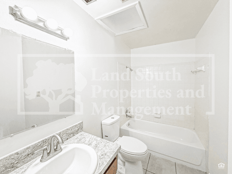 Lakeland House: 4753 Dimbath Dr.