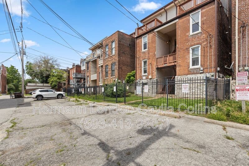 Saint Louis House: 1708 S Tucker Blvd