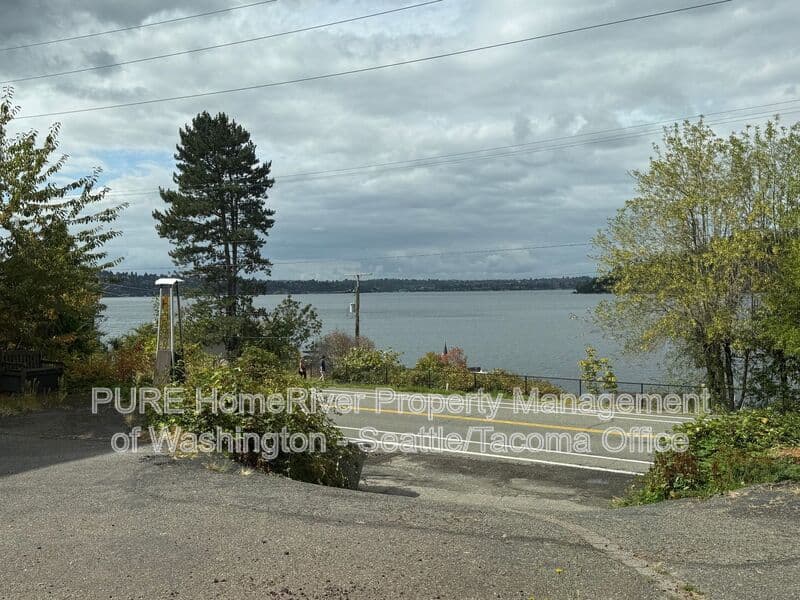 Renton Condo: 3306 Lake Washington Blvd N