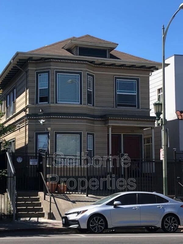 Oakland House: 937 International Blvd