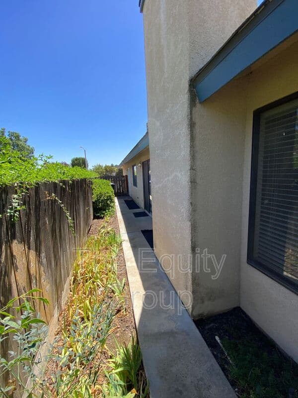 Visalia House: 1348 East Ferguson Court
