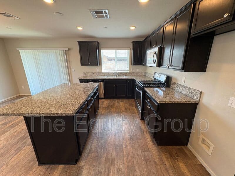 Visalia House: 2113 North Highland Street