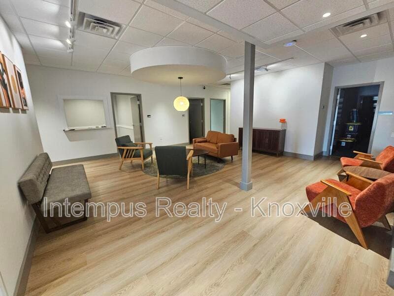 Knoxville House: 7134 Regal Ln Ste 211
