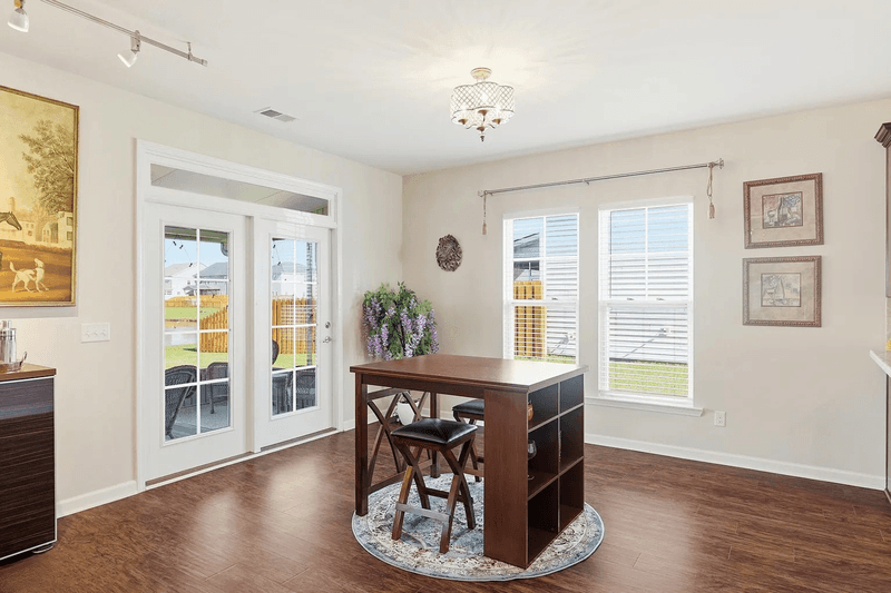 Savannah House: 225 Willow Point Cir