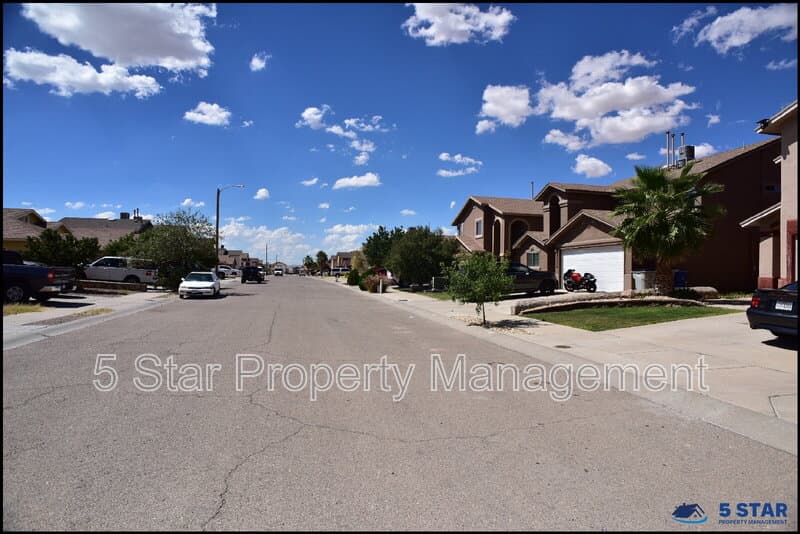 El Paso House: 14325 Island Point Drive