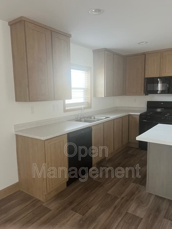 West Fargo House: 825 1st Ave