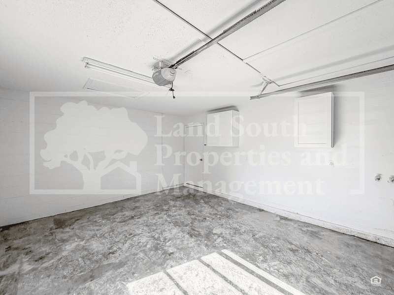 Lakeland House: 5011 Woodgreen Lane