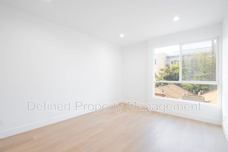 Los Angeles Condo: 1616 N Serrano Ave