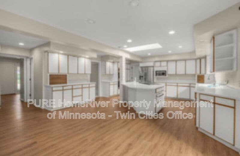 Edina House: 7420 Hyde Park Cir