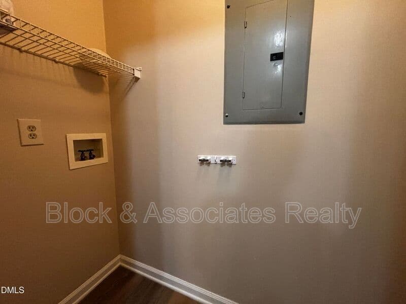 Fayetteville House: 259-7 Waterdown Drive