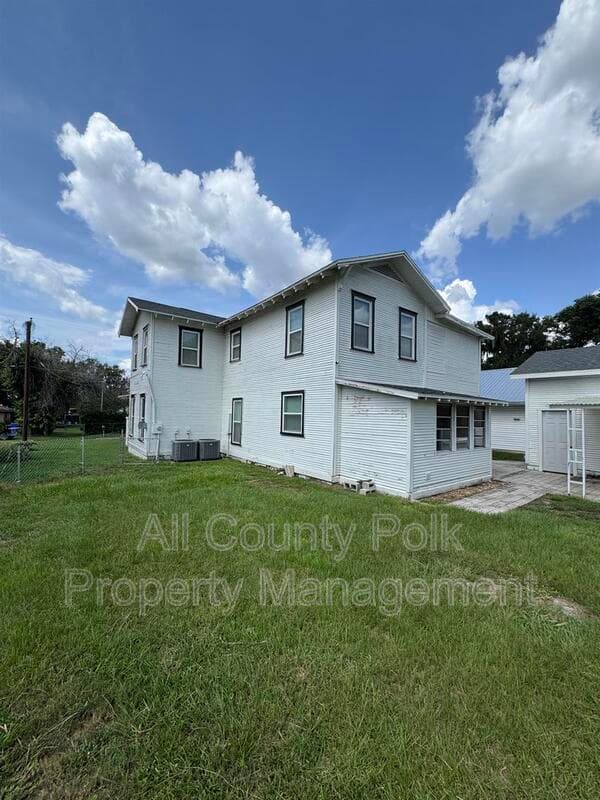 Lakeland House: 1044 W Lime St.