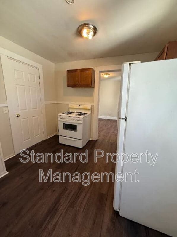 Rochester House: 866 Dewey Ave (Lower Apt)