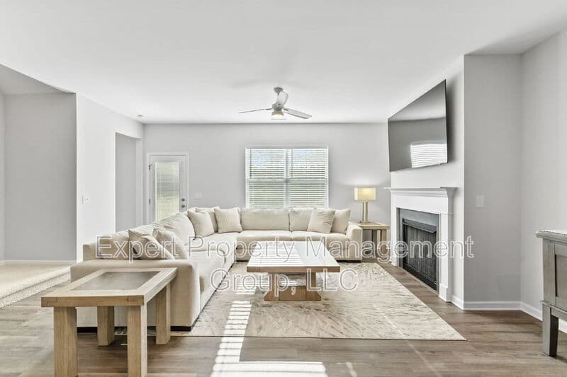 Four Oaks House: 482 Olivia Crossing Court