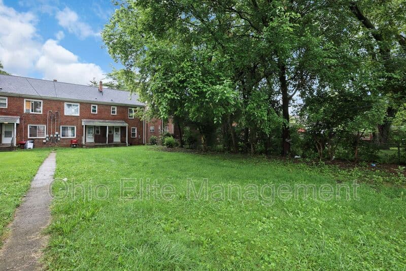 Columbus House: 53 S Burgess Ave