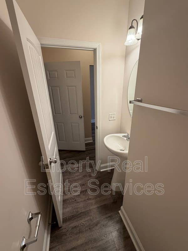 Hinesville House: 224 Whipple Ave