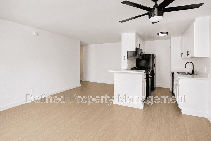 Tarzana House: 5919 Reseda Blvd 48