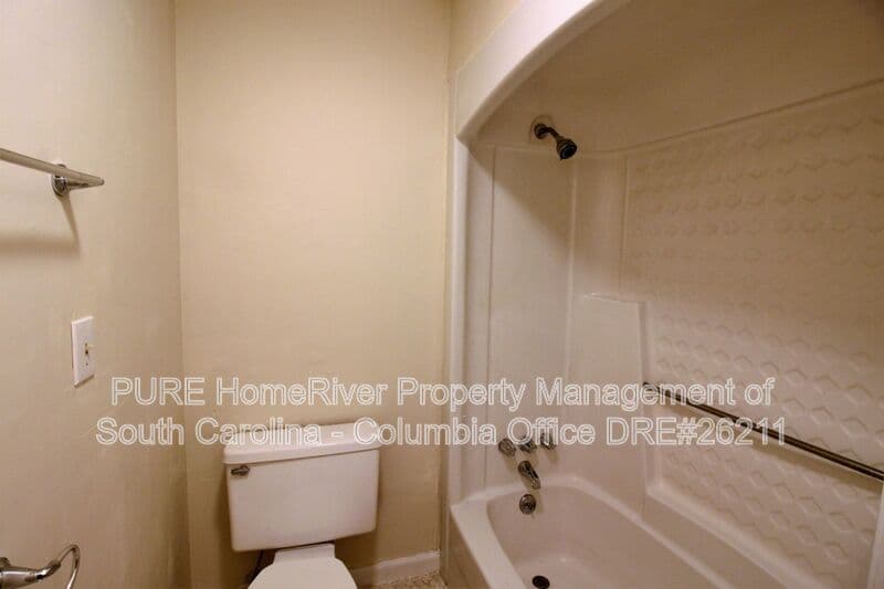 West Columbia House: 403 Charwood Ln