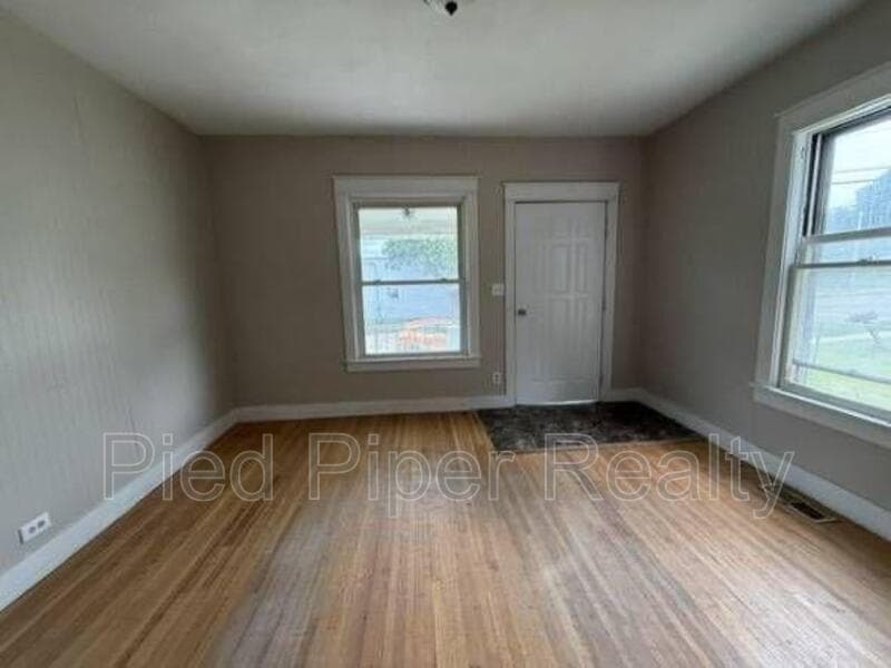 Freeport House: 712 E Shawnee St