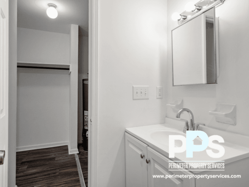 Conyers House: 1510-1512-1514 Pine Log Road