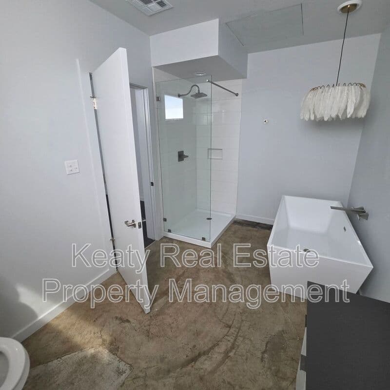 Lafayette House: 136 E Cypress St