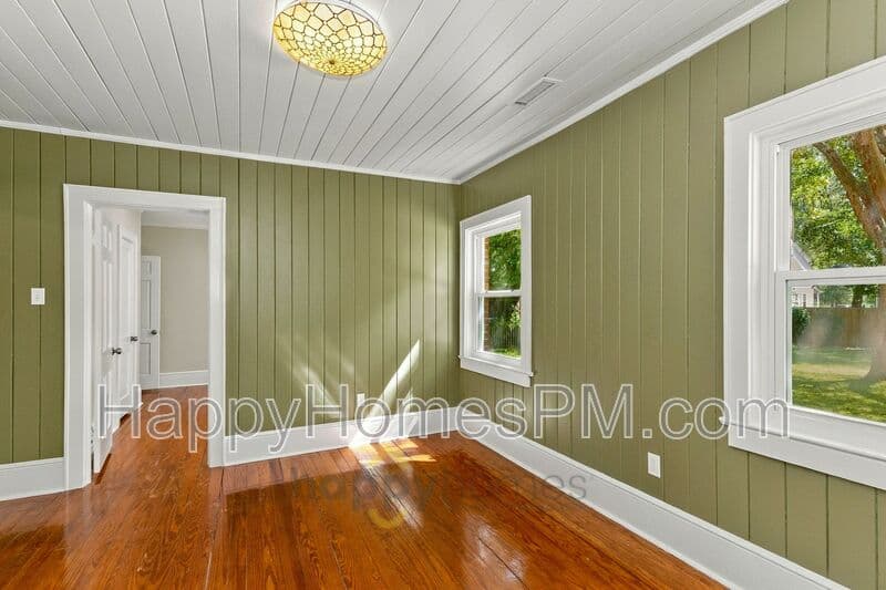 Summerville House: 917 South Main Street