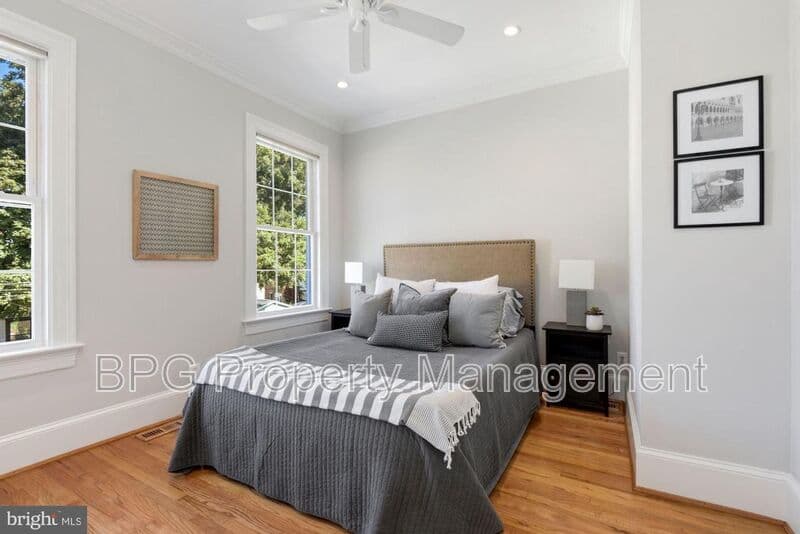 Washington House: 431 Manor PL NW