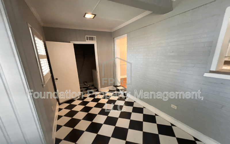 Memphis House: 252 East Edwin Circle