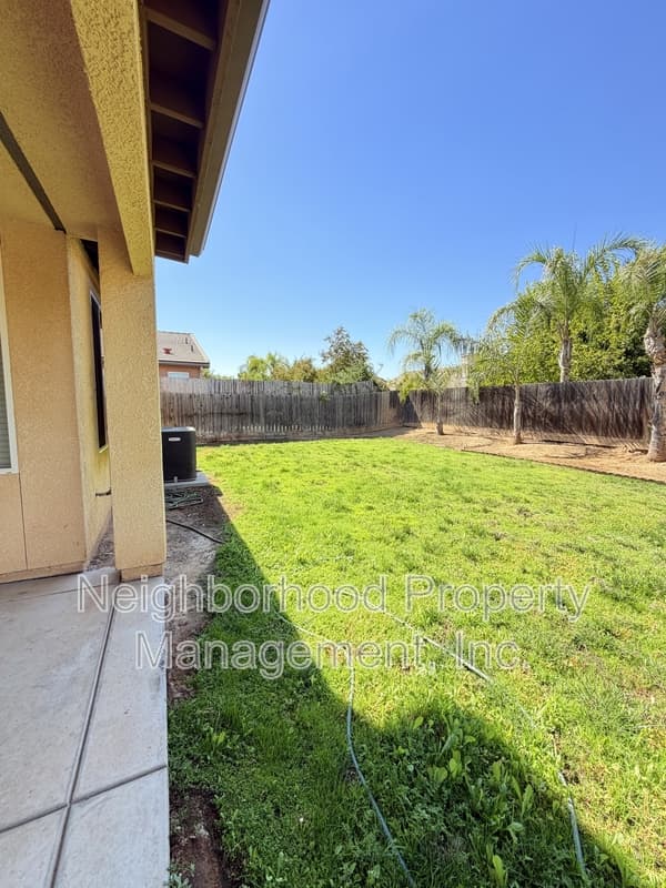 Fresno House: 10593 North Sierra Vista Avenue