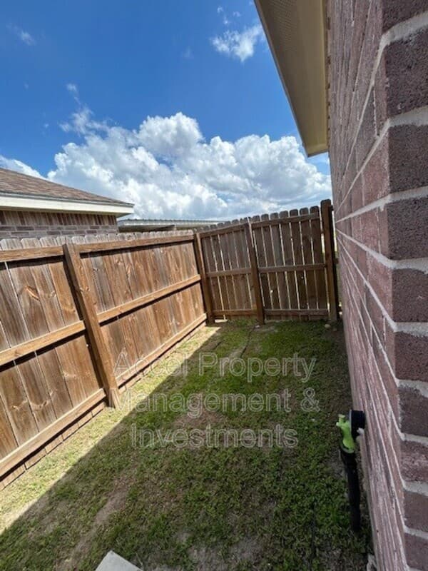Alton Condo: 1012 W La Pointe