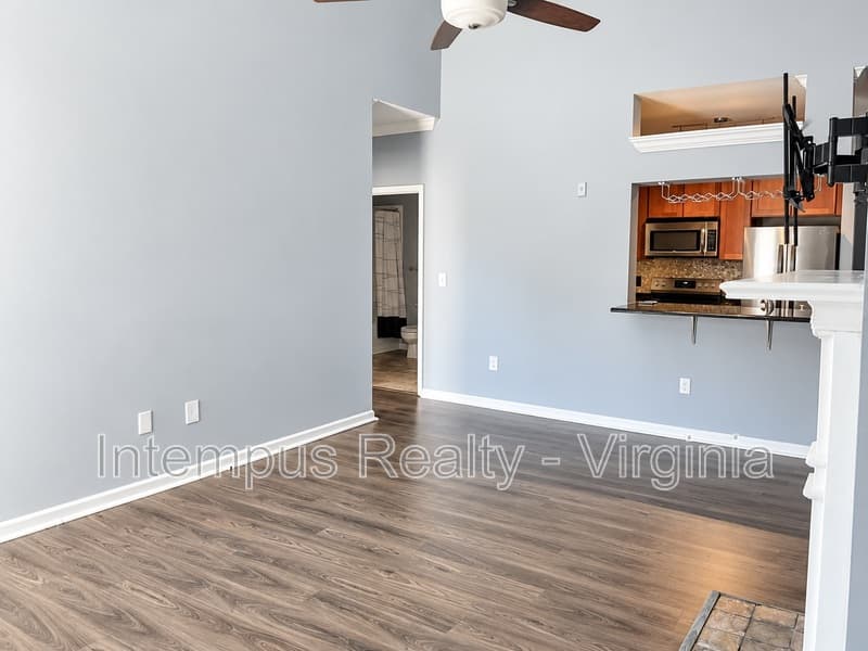 Alexandria Condo: 4550 Strutfield Ln