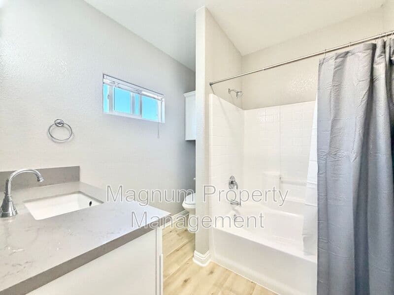 Murrieta House: 41410 Juniper St